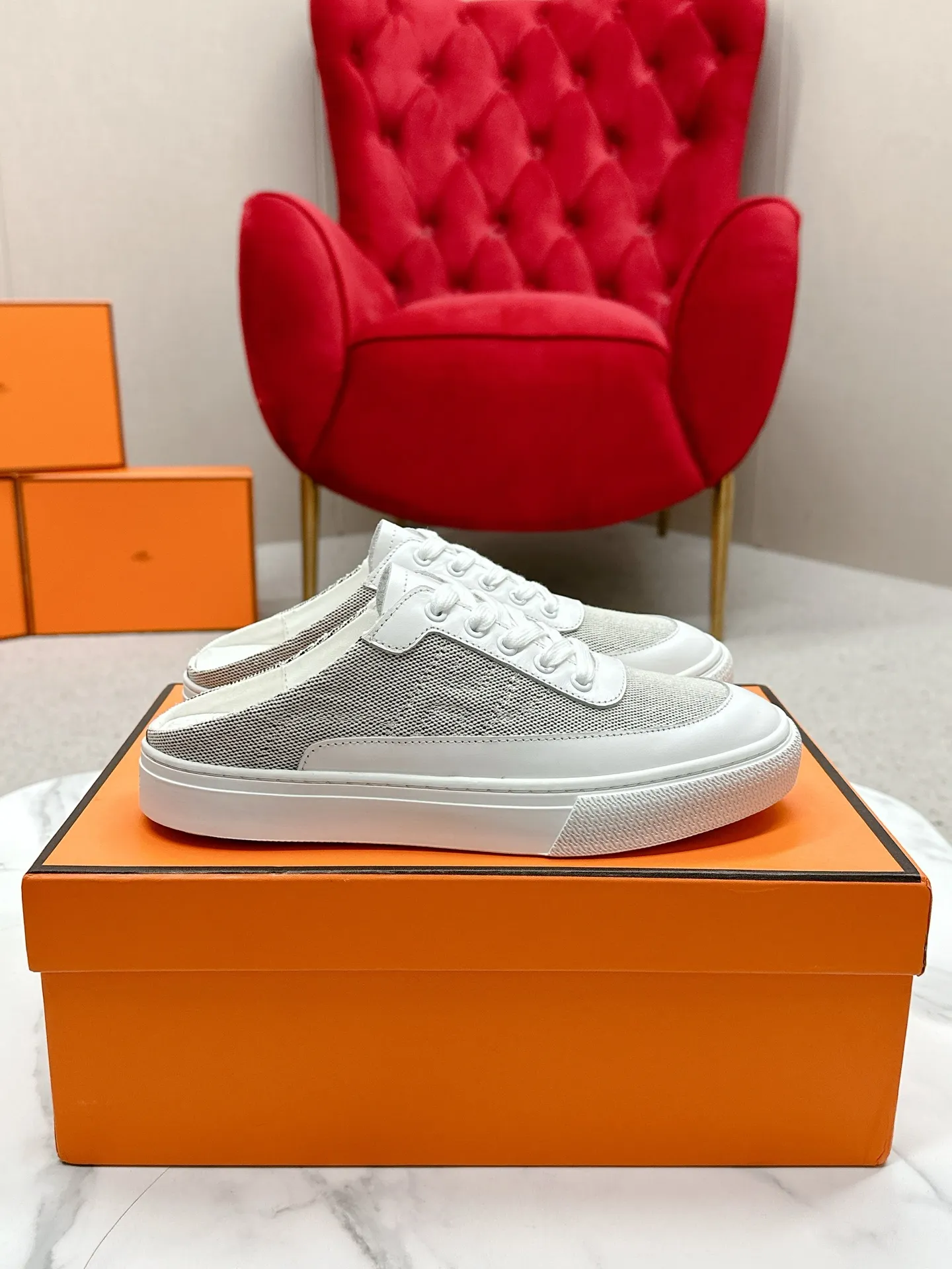 👟👟Ex-factory price 580👟👟 Men's size +10 [HERMES] H-lace slip-on sneakers, sneakers with empty back, white shoes, casual slippers and half-drags. 👉The craftsmanship is exquisite, and new products are released at the counter at the same time. Every detail of the shoes is made with special care, which is quite eye-catching. The elegant splicing elements highlight the good temperament! 🔻Fashionable fly woven lace-up method adds a casual atmosphere and exquisite lines, which can better reflect the family-style design language and intersperse exquisite lines. ✨✨The upper is made of imported cow suede/imported canvas, the lining is made of imported mixed sheepskin, and the original custom-made rubber outsole. 🐎Size: 35-40 for women, 39-44 for men (41 for women, 45 for men, can be customized, non-refundable)